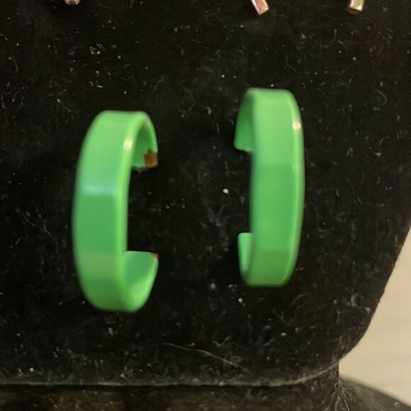 1” hypoallergenic silver tone green hoop stud earrings - Picture 1 of 11